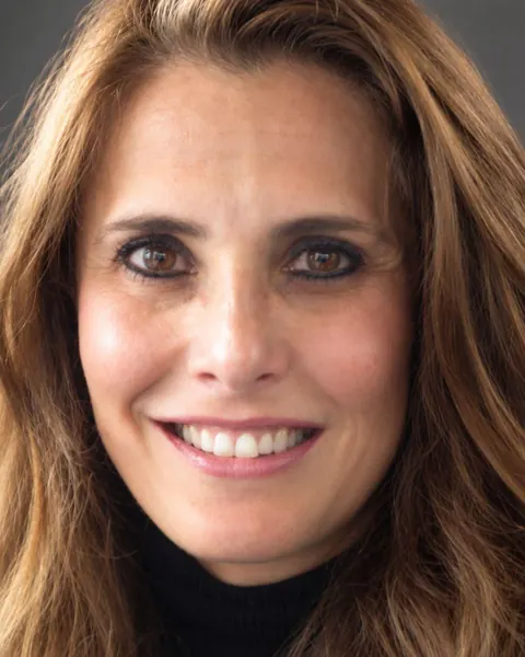 Retrato de Claudia Fájer Cardona, psicóloga y psicoterapeuta de Terapia Biester
